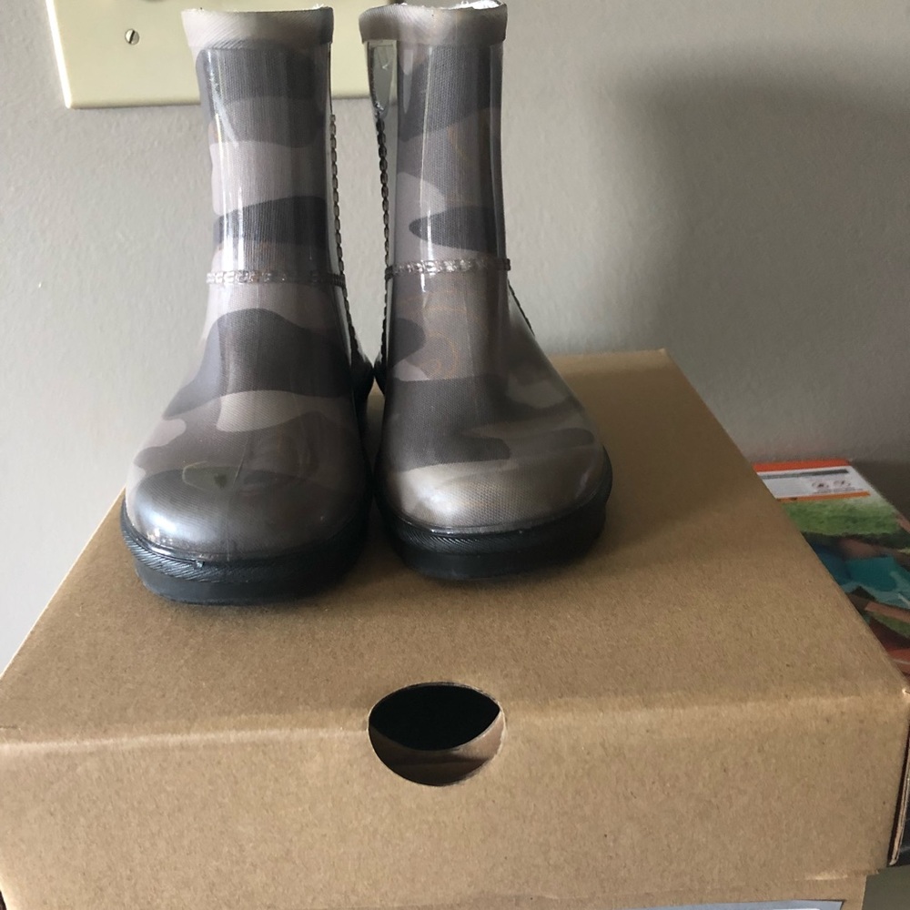 Great condition Ugg rainboots